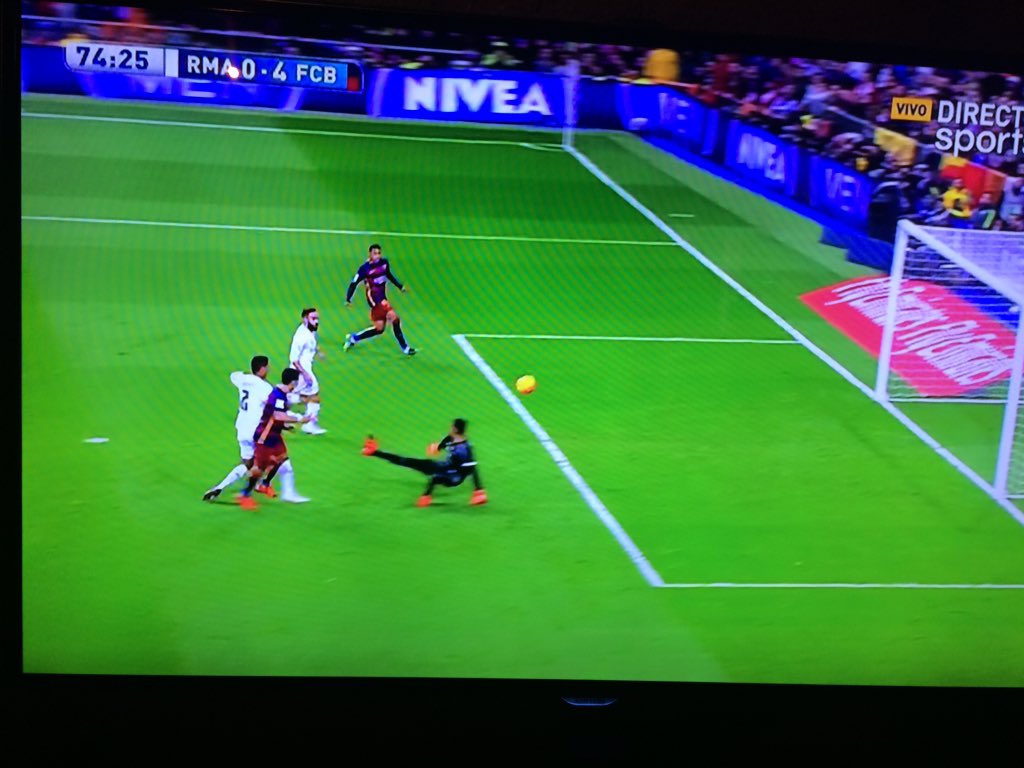 DEPS10's tweet photo. #FutbolEnDIRECTVClasico Globito para el 4to gol del Barcelona #FCB https://t.co/lHnXCmtWCL