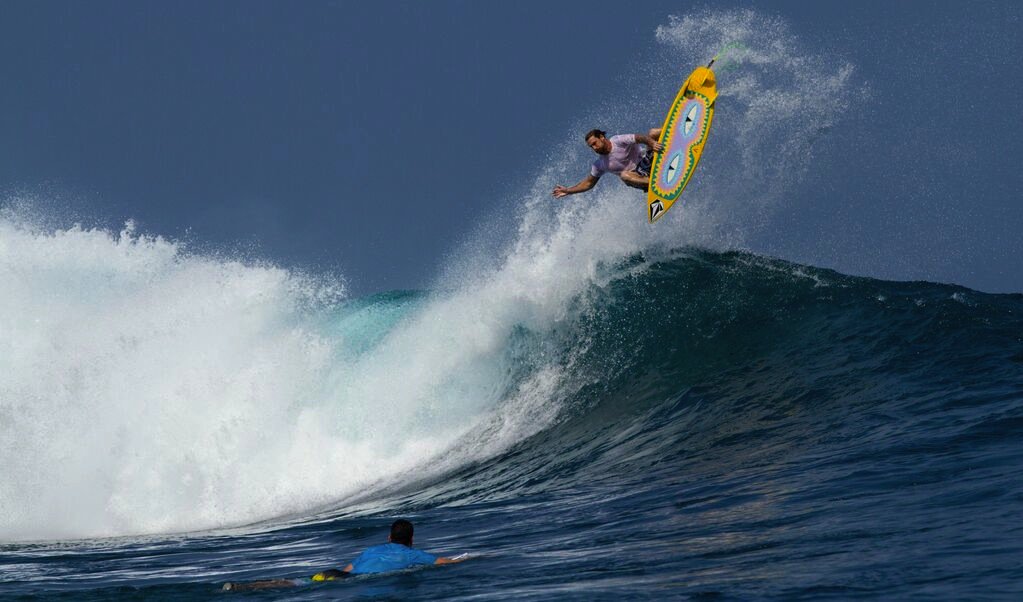 Surfer's tweet photo. Huge airs, fast rotations, deep barrels, and righteous wipeouts. #ThisWeekInWebclips https://t.co/fIiGnjmugY https://t.co/Yh4N2ri4gF