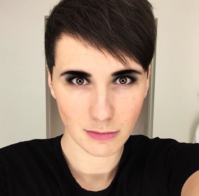 Make_UpCelebs's tweet photo. Bc of the mirror having square lights it makes this look even creepier 😅 https://t.co/utI58PMSz1