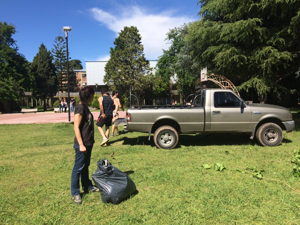Hermoso día en Gonnet, impresionante jornada de limpieza y pintura de hockey y rugby #orgullo #quelindoserdelaU