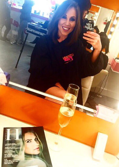 ElliePhillipsUK's tweet photo. LOVE getting my hair &amp; makeup done at @UpTownFunkWorld 😍❤️ Prosecco, @hisandhersmag &amp; fab tunes! 🍾🎶💇🏻🎨💄💋 https://t.co/WGEgRMXunS