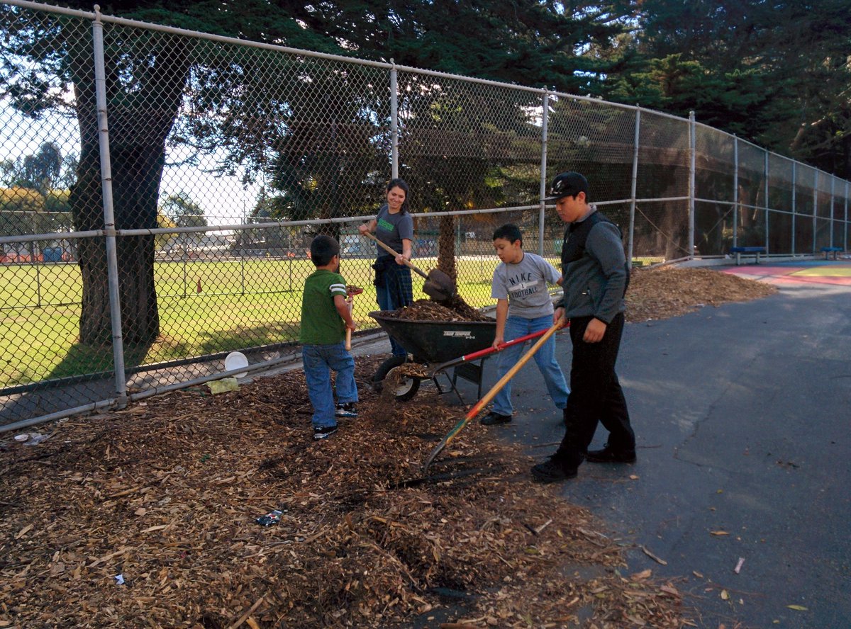 silverthread5's tweet photo. Ms Laskey is at Bret Harte Elementary with her #volunteers! #urbanschoolgardens https://t.co/Hzo6nIRSFK
