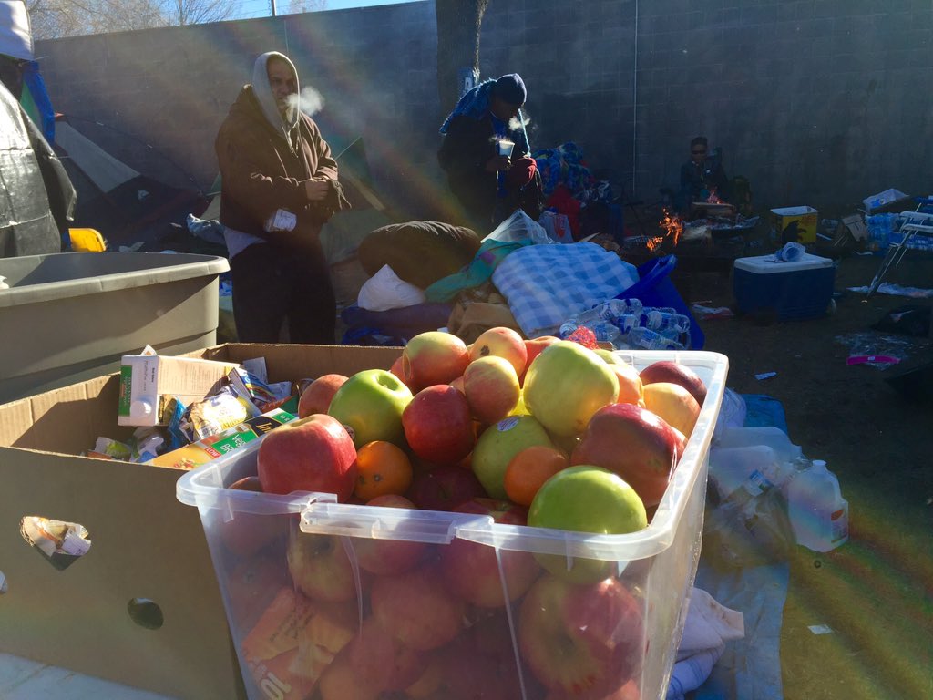 mosaicgraffiti's tweet photo. Healthy food, warm clothes and amazing folks for justice #4thPrecinctShutDown https://t.co/LiAhLMwt0k