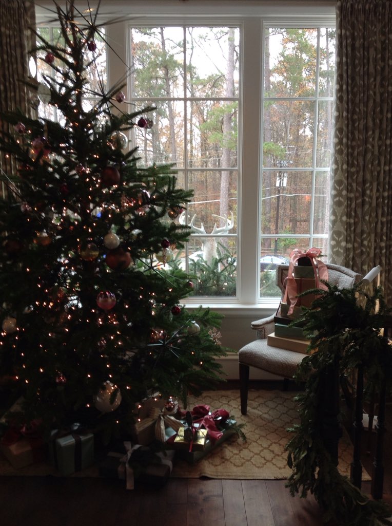 gibsonelle's tweet photo. One #fabulous #interiordesign room to the next @ Day 1 @atlholidayhome #Atlanta most #splendidstyle of the season https://t.co/K67ZkJhrEY