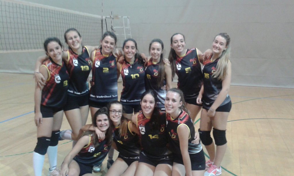 voleysanse's tweet photo. GENIAL el #juvCcvs de @lorenamontain que gana 2-1, hoy tenemos alegrías en competición municipal #VamosSanse #25CVS https://t.co/p32xlVczY1