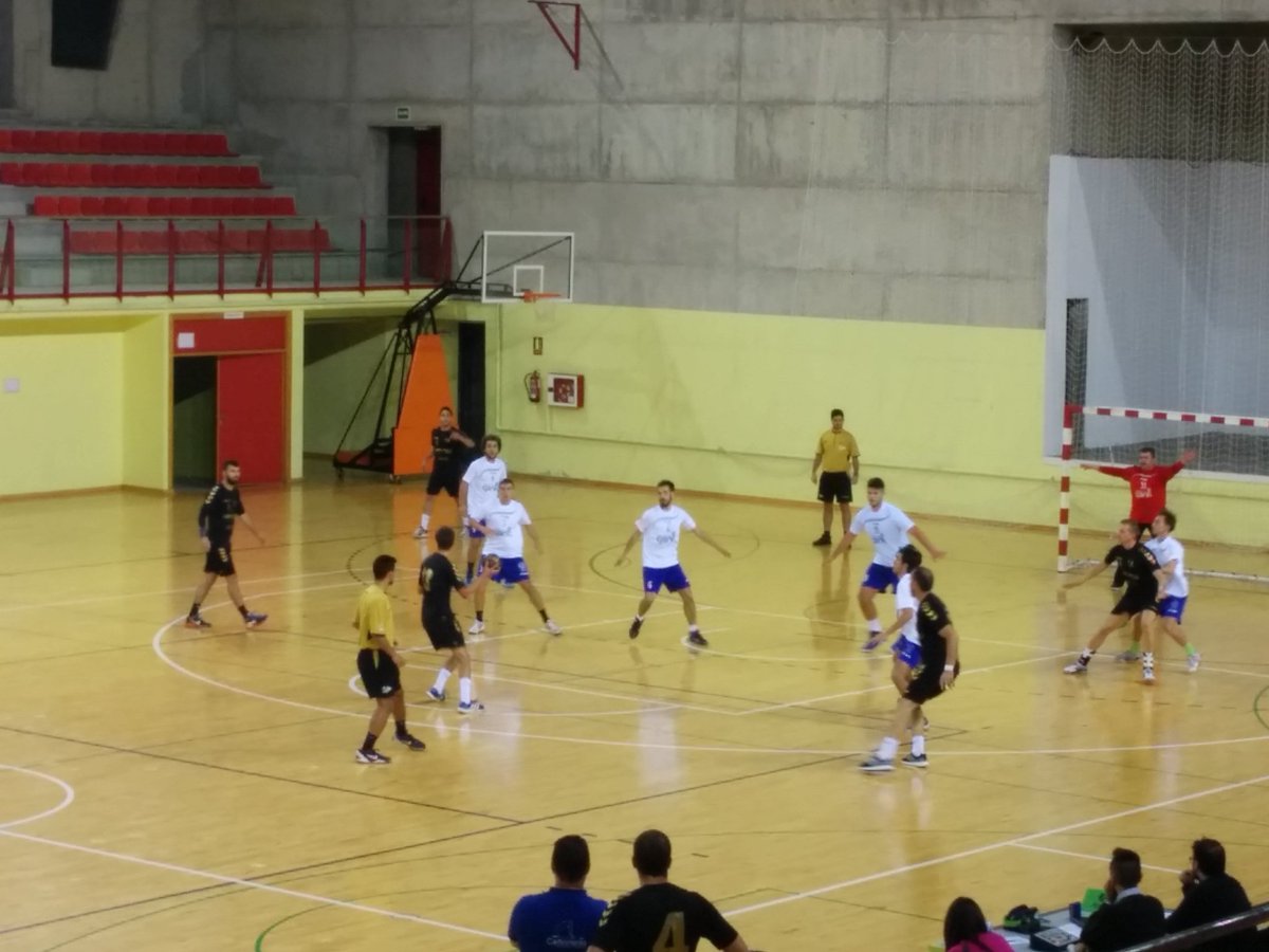 Viendo a <a href="/pedronaranjo92/">Pedro Naranjo Perez</a> y a @palopman en el encuentro de <a href="/BMCARBONERAS/">BM CARBONERAS</a> - <a href="/cbmgenil/">Club Balonmano Genil</a> <a href="/FABM_Malaga/">FABM Málaga</a> <a href="/CTArbitral_MLG/">CTA Málaga Balonmano</a>