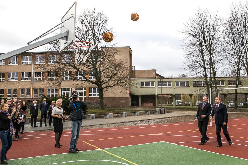 WZylinski's tweet photo. Tak z J. Kiszkielem na jubileuszu Zespołu Szkół nr 16 w #Białystok graliśmy w kosza #sport #niepełnosprawni #nauka https://t.co/ClpSKKcByX