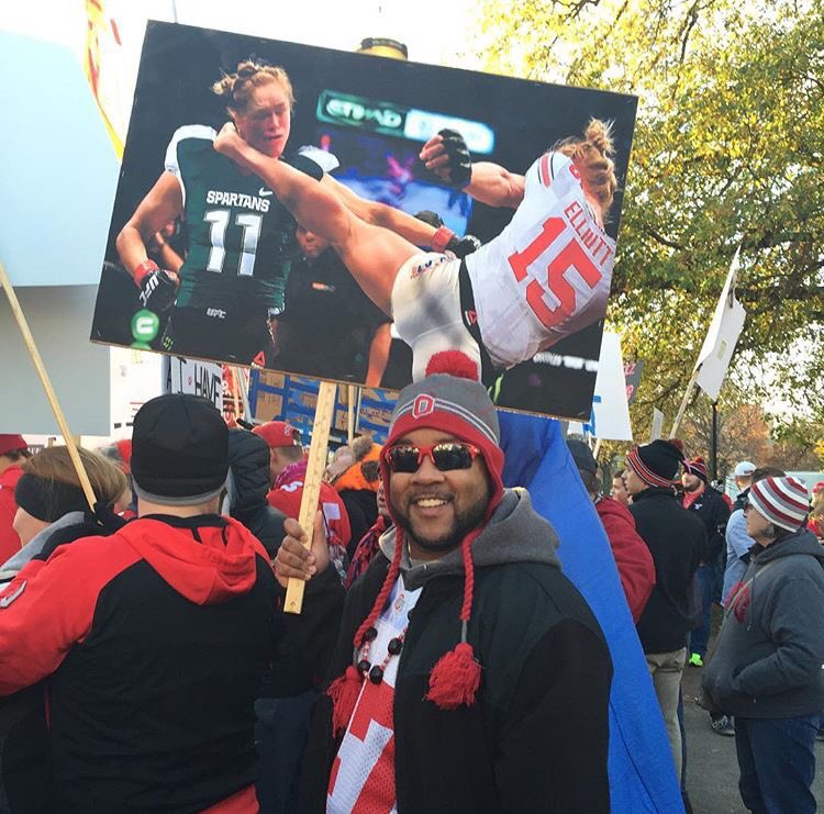 AmandaKuhl_'s tweet photo. The best sign award at @CollegeGameDay goes out to @SmanginIt #SignUpForGameDay https://t.co/JNeD9Nwet5