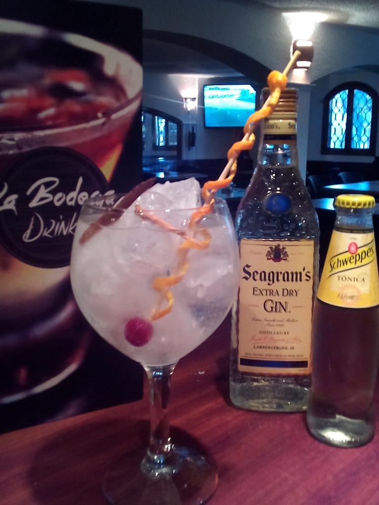 DavidxCom's tweet image. En @LaBodegaCM ya estamos listos para el clásico con @SeagramsGin_ES y @Schweppes_ES