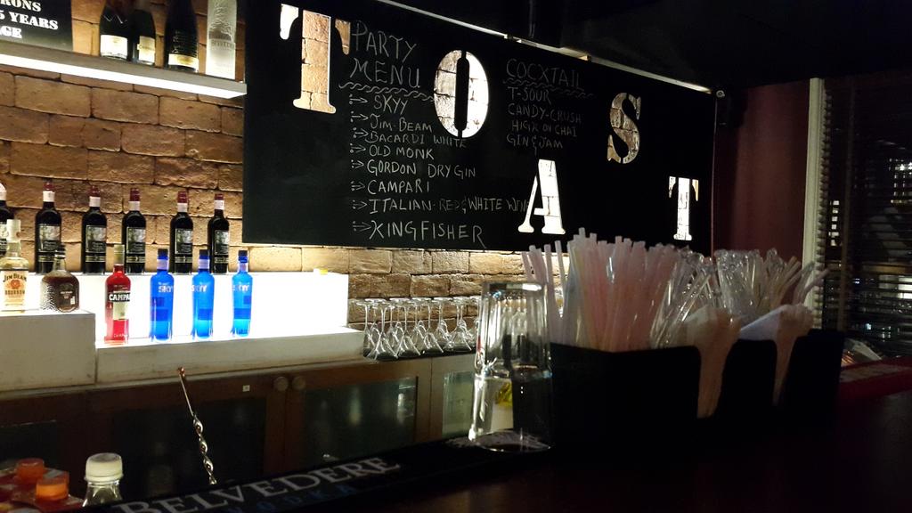 Grubzon's tweet photo. At @toastmumbai for the party of the year. #IFBAAfterparty https://t.co/zgOxZjTTkt