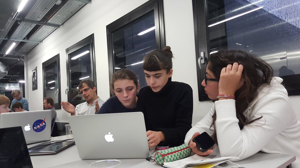 verolaville's tweet image. Zoé,  Lili et Eva continuent leur application commencée lors de la dernière session de @CoderDojoParis. Girls power!