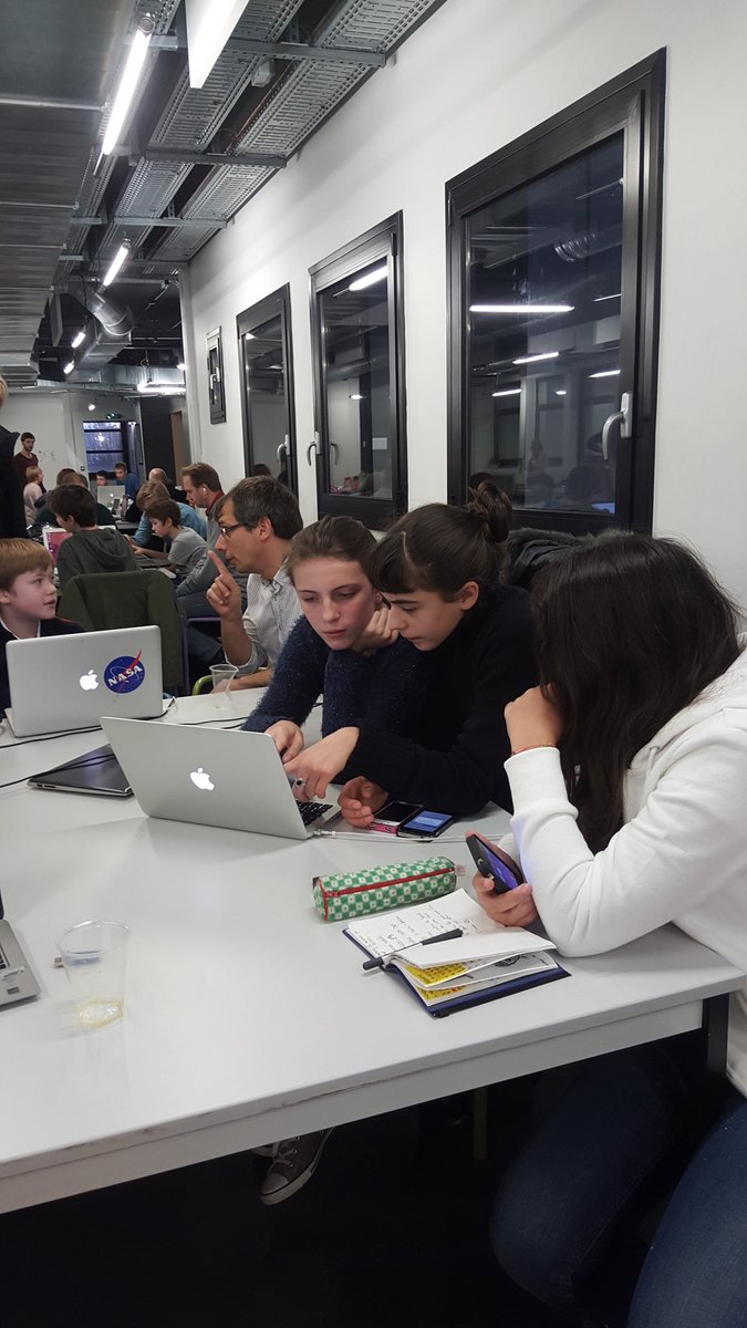 verolaville's tweet image. Zoé,  Lili et Eva continuent leur application commencée lors de la dernière session de @CoderDojoParis. Girls power!