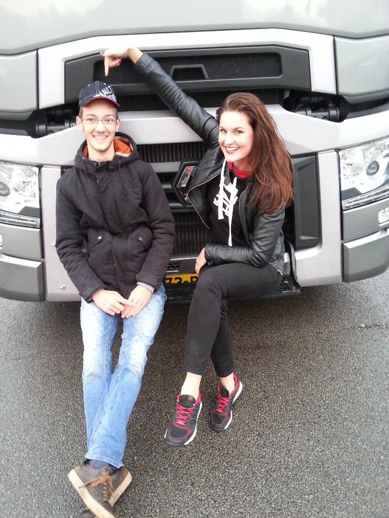myTdrive's tweet photo. Hé, een bekend gezicht! @dwit1234 op bezoek bij #Bluekens #openhuis, mét Renault Trucks pet 👍 #myTdrive https://t.co/Z9DLBJqP5B