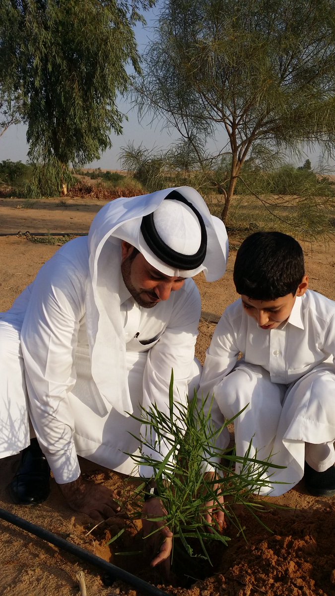 s_alkuraishan's tweet photo. سعادة وكيل الوزاره للموارد الطبيعيه م صالح الحيدان مع ابنه لؤي وعملية الاستزراع في المنتزه https://t.co/TsKEZHs2l8