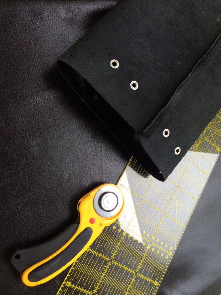 Making a leather bag out of finnish cow leather. #leatherwork #leatherbag #finnishleather