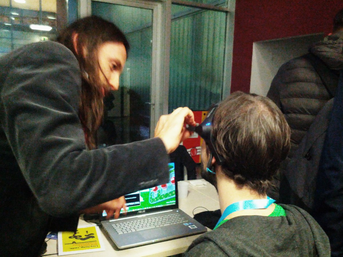 PoliHub's tweet photo. Con Neurosky di @bigbangpixel muovi losciatore con la forza del pensiero.Ci si diverte alla #gamedev #codemotion2015 https://t.co/7HMFqyP0Zk