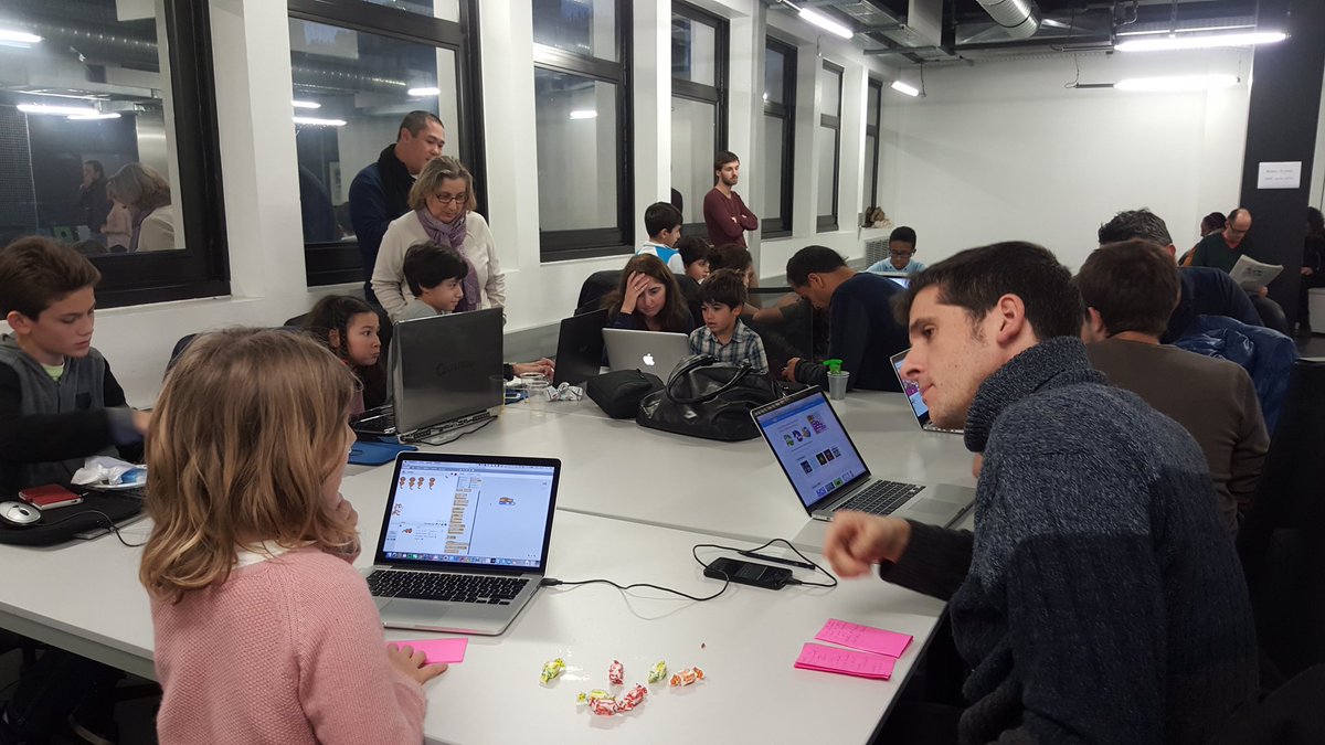 verolaville's tweet image. @geofennec et Pauline en pleine discussion 'il pleut des chats' avec scratch  @CoderDojoParis @42born2code