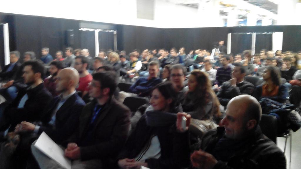 Wearable_Torino's tweet photo. Ecco il #talk di @AMARIS_JOBS incentrato su automotive e wearable tech!! #WTTorino #AMARIS https://t.co/k3me8wjbT4