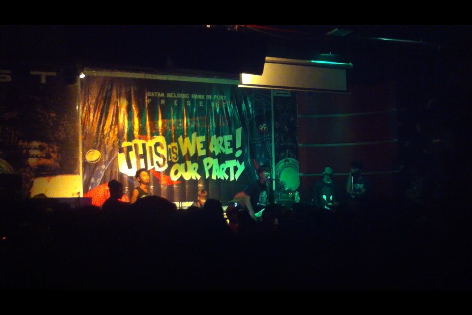 On stage ! MELODIC CORNER 14 PECAH !!! Thx buat kalian yg udah datang, keren!!