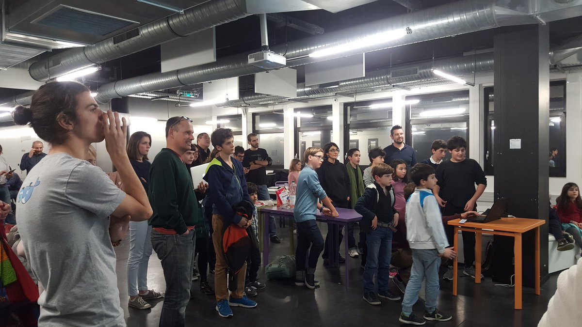 verolaville's tweet image. Presentation time for finishing the @CoderDojoParis session on today @42born2code @BrendaOConnell