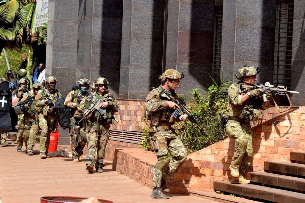 مسلحون يهاجمون فندقا دوليا وسط باماكو عاصمة مالي CUWREAcW4AA-ds7