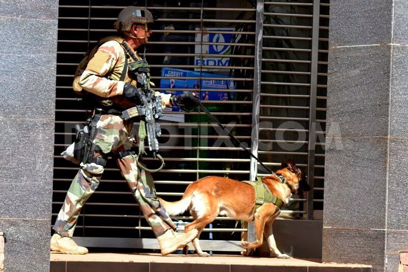مسلحون يهاجمون فندقا دوليا وسط باماكو عاصمة مالي CUWRFawXIAA7hDN