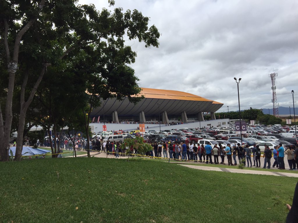 DaywalkerHN's tweet photo. Tegus está lleno de nerdos #truefact #Megacon2015 https://t.co/j3ZA1uocfW