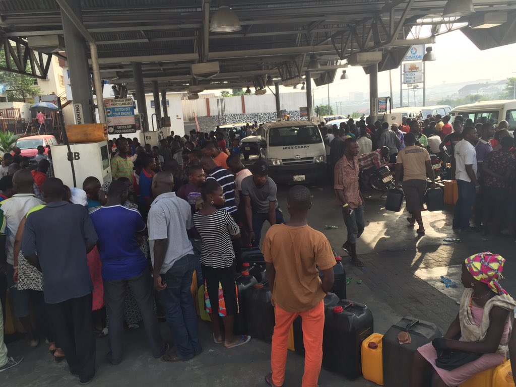 KayodeAkintemi's tweet photo. #FuelScarcity: long queues as #CapitalOil witnesses large number of people with Jerry Cans to buy Petrol https://t.co/jwrB0LElgP