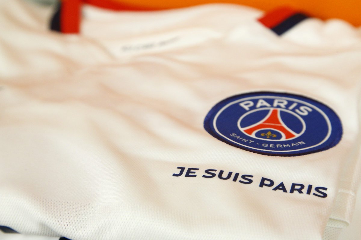 PSG_inside's tweet photo. Le maillot des Parisiens arborant "Je suis Paris" en hommage aux victimes des attentats de Paris. #FCLPSG https://t.co/yfs6sdztkl