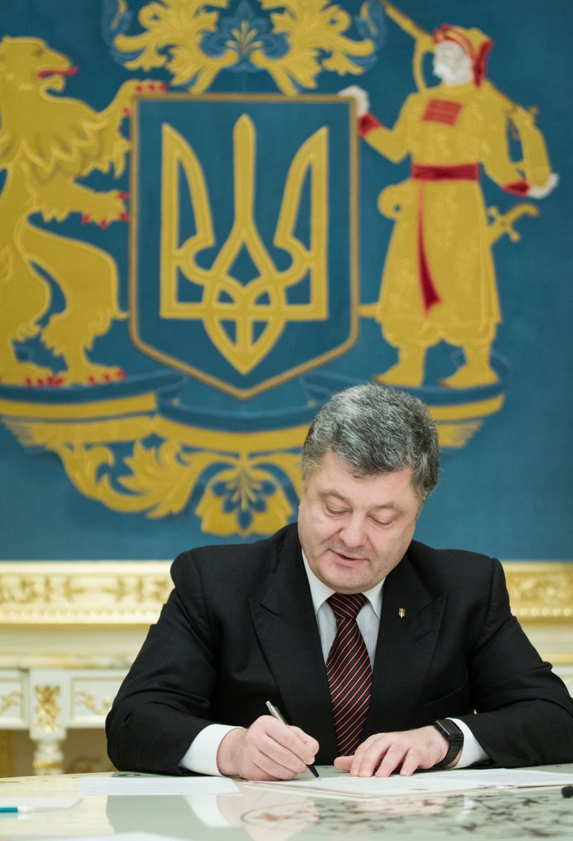 Підписав закони, необхідні для отримання безвізового режиму з Євросоюзом.

#БезвізовийРежим #УкраїнаЦеЄвропа