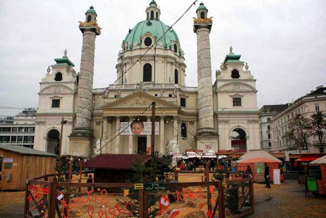 T_W_O's tweet photo. Der Kunsthandwerksmarkt am Karlsplatz in Wien https://t.co/zkMUexPDDK ... #Kunsthandwerksmarkt #Karlsplatz #Wien https://t.co/yeBxwenecm