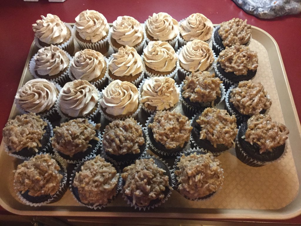 cupcakery2014's tweet photo. Getting ready for @CrockerPark #TreeLighting tonight!!!! #Cupcakes #CakePops                     🎄❄️🎄❄️🎄❄️🎄❄️ https://t.co/RbHfZZjMVR