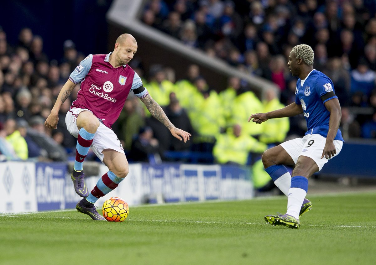 Aston Villa Efc 4 0 Avfc Match Pic Alan Hutton Looks To Find An Opening Down The Right Hand Side Eveavl T Co Odhb73bqbc