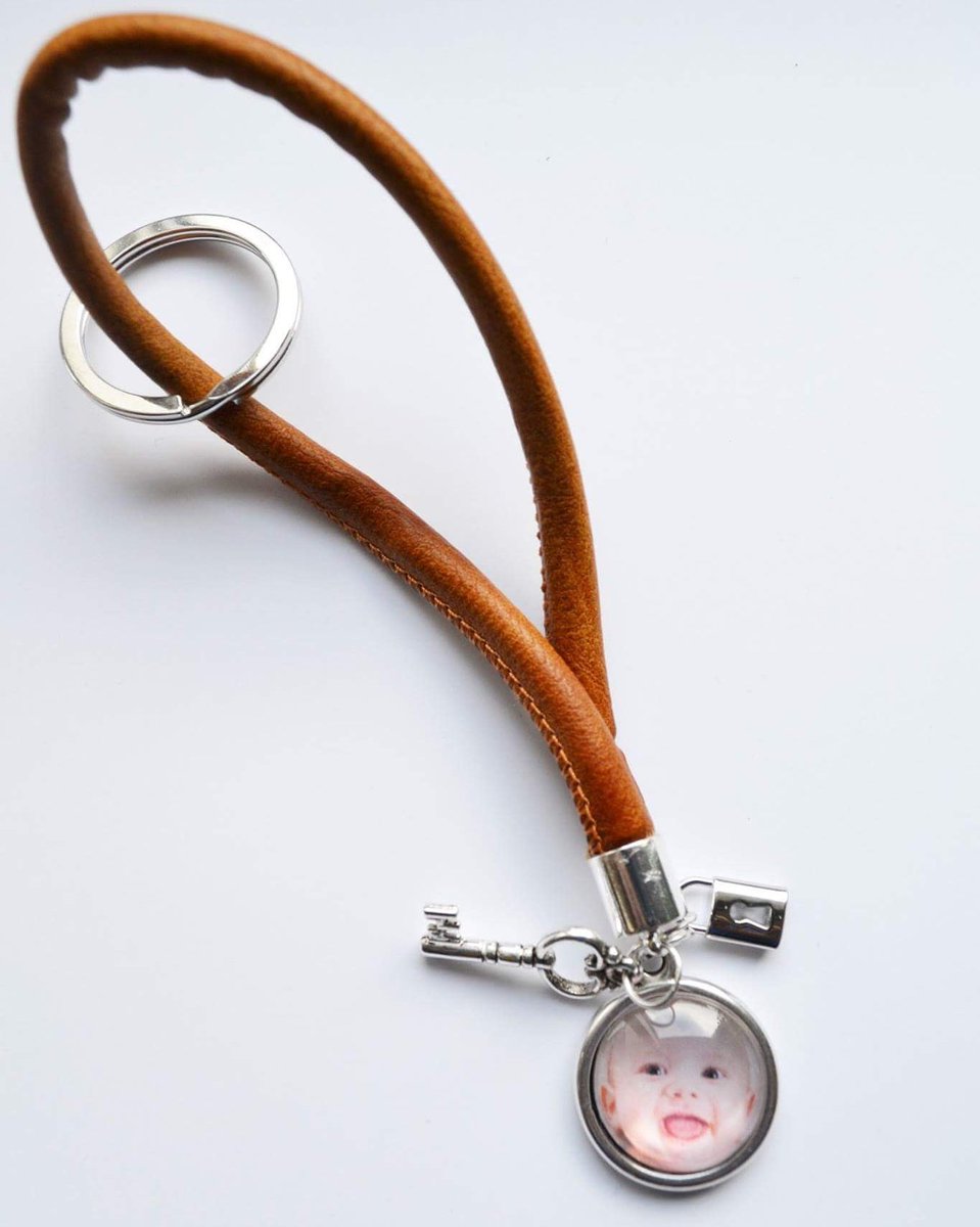 Nieuw! Leren sleutelhanger met foto en bedels. Chic voor aan je sleutels of tas. 12.95 euro per stuk. #zochic1