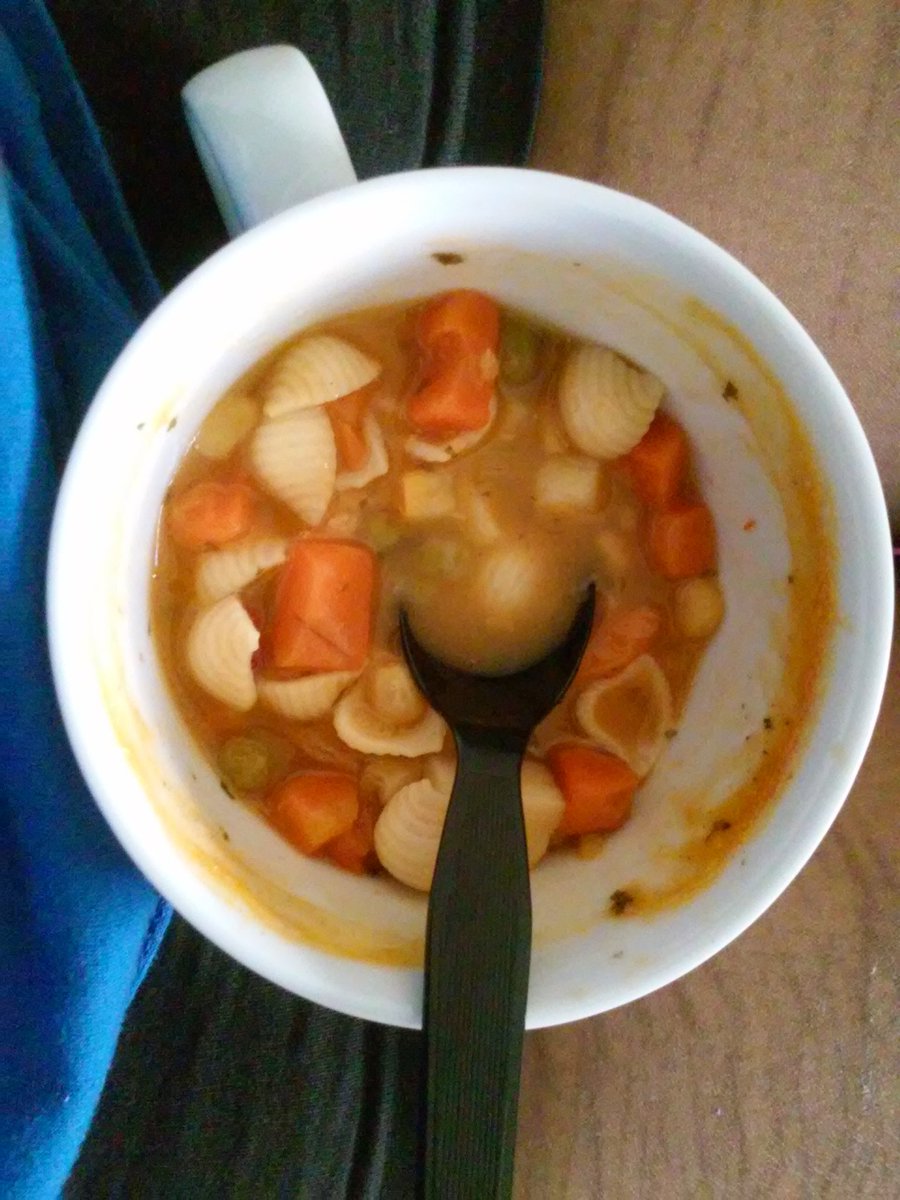 alexandersatbe2's tweet photo. My few 90cal sweet snacks for cravings and my 160 out of 500 cal chicken &amp; vegetable soup. Yummy #under500cal https://t.co/CEwJcEZcZM