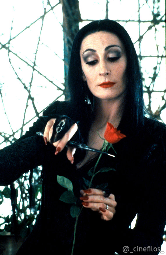 _Cinefilos_'s tweet photo. "La normalidad es una ilusión; lo que es normal para una araña es el caos para la mosca". Morticia Addams https://t.co/JrBTU5g3IN