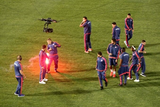 Ultramaniatics's tweet photo. Arrojan bengala a jugadores del Olympiacos mientras realizaban el entrenamiento previo. El clásico ya toma calor https://t.co/baLJpKRTOA