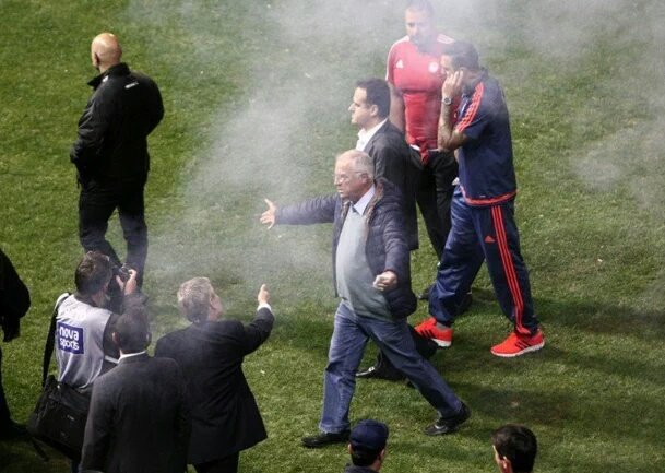 Ultramaniatics's tweet photo. Arrojan bengala a jugadores del Olympiacos mientras realizaban el entrenamiento previo. El clásico ya toma calor https://t.co/baLJpKRTOA