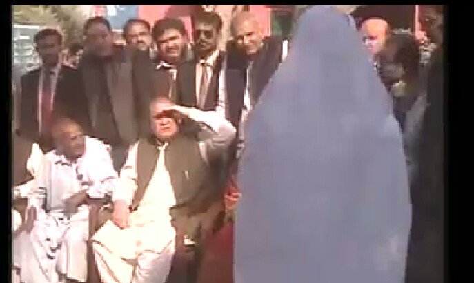 RehanchCh's tweet photo. unexpected visit like this will let you win peoples heart #respect_PM
#عوامی_وزیراعظم_نوازشریف https://t.co/Sg8C6KGGWg