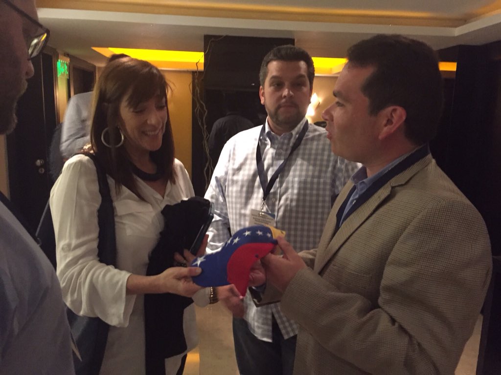 TomasGuanipa's tweet photo. Junto a la diputada @PaulaBertol encargada del reclutamiento de testigos electorales de @mauriciomacri #Argentina https://t.co/Cydx5gZXyx