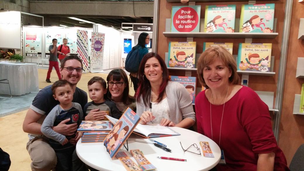 A_A_Gratton's tweet photo. Au #slmtl #slm2015 avec des fans des Doudoux et Julie l'illustratrice https://t.co/gL639p8LMv