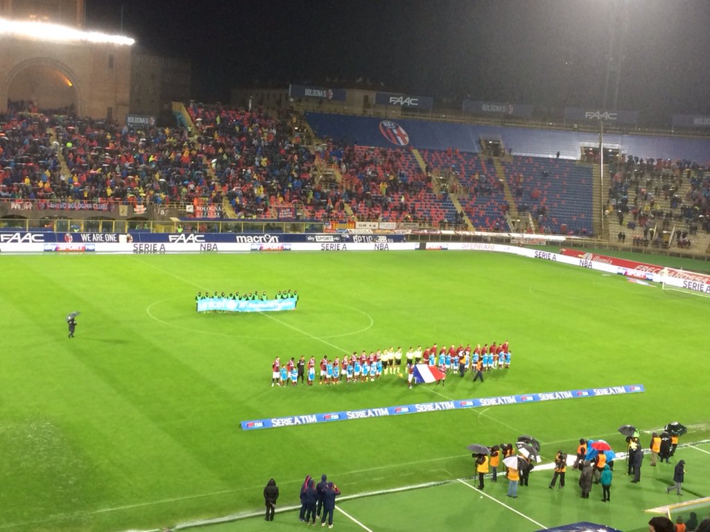 OfficialASRoma's tweet photo. Suona l'inno nazionale della Francia prima di #BolognaRoma #PrayForParis https://t.co/2XxkW5EMCk
