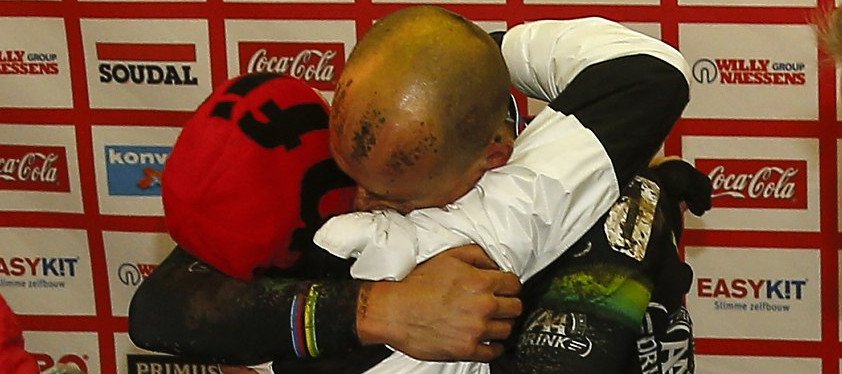 Veldritkrant's tweet photo. De hagelwitte jas van @thibau_nys4 kon omhelzing ts vader en zoon @sven_nys niet verhinderen https://t.co/SBkTzDHYBn https://t.co/Yyc1EKZNn2