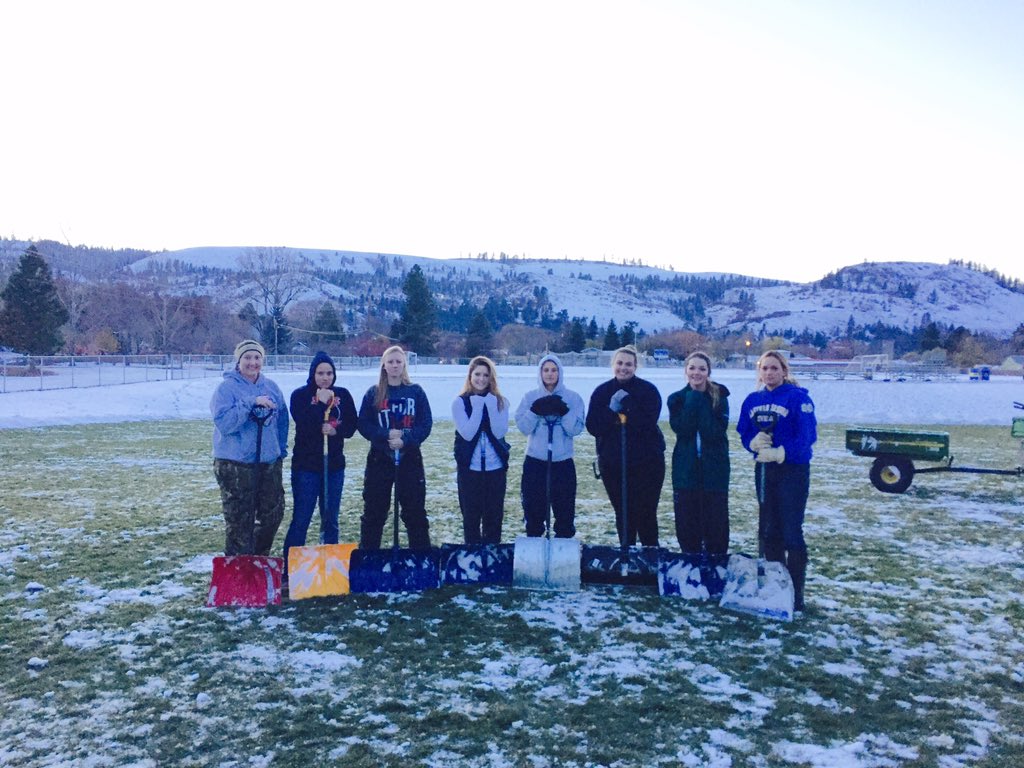SoftballEOU's tweet photo. #EOUSB assisting in getting the #EOUWS field ready for The Opening Rounds of the NAIA National Tournament! #weareone https://t.co/yiEedrlocT