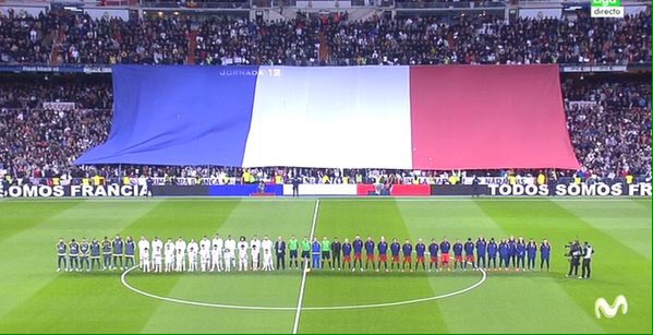 Footballogue's tweet photo. [#Pray4Paris] Quelle émotion ! 
https://t.co/uEfRRhUZKV