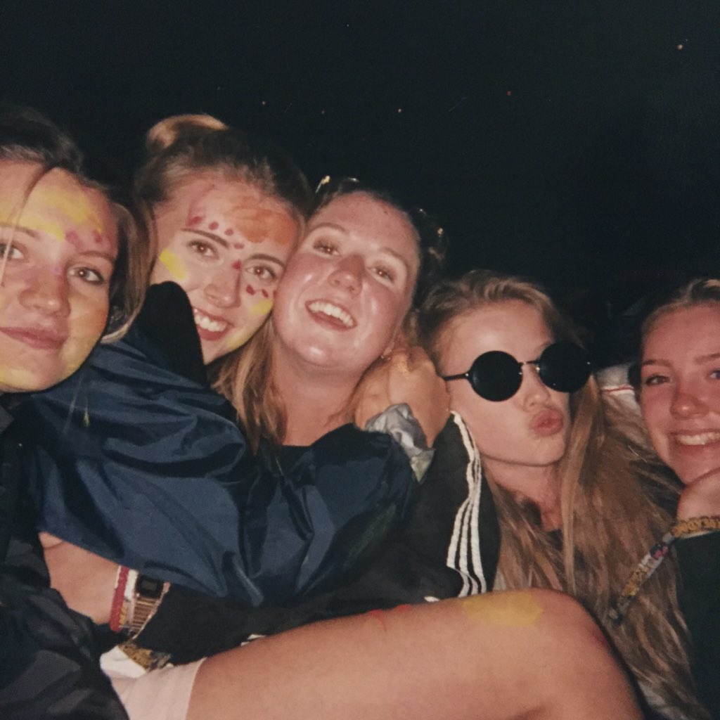 HannahRendall's tweet photo. Happy bday @_evngeline !! Love u lots 💓💓💓 https://t.co/umnELoEfUf