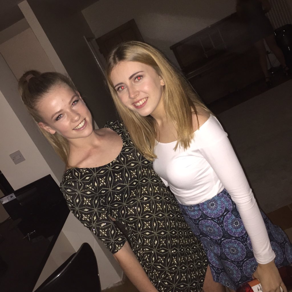 HannahRendall's tweet photo. Happy bday @_evngeline !! Love u lots 💓💓💓 https://t.co/umnELoEfUf
