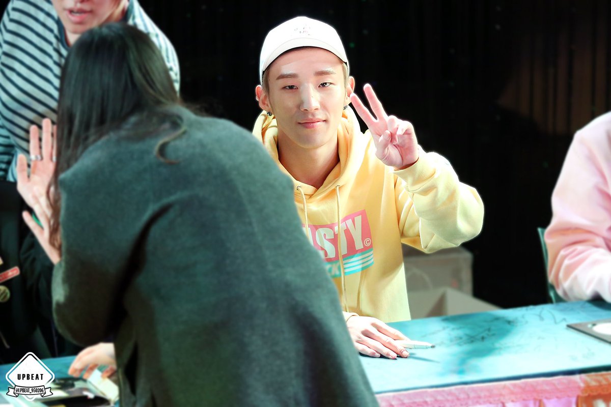 upbeat_950206's tweet photo. 151121 신촌팬싸 @BAP_Jongup 
#비이에피 #BAP #종업 #JONGUP
이쁘고 착한 울 종업이♡ 늘 고마워✌
(https://t.co/eWm4VxUN6e) https://t.co/MuC9ApNXwJ