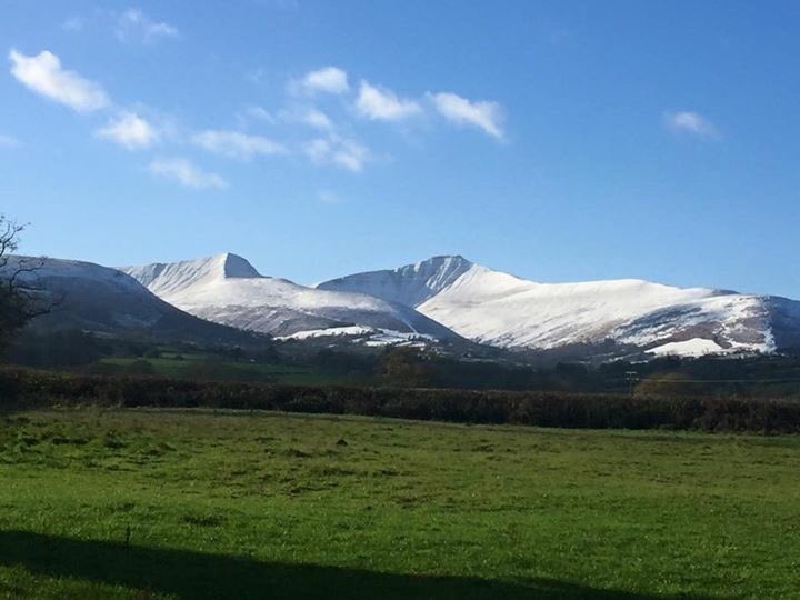 breconcottages's tweet photo. Sun shining down on the peaks #snow #BreconBeacons #EpicBeacons #EpicWales https://t.co/A7Gtoa61UN