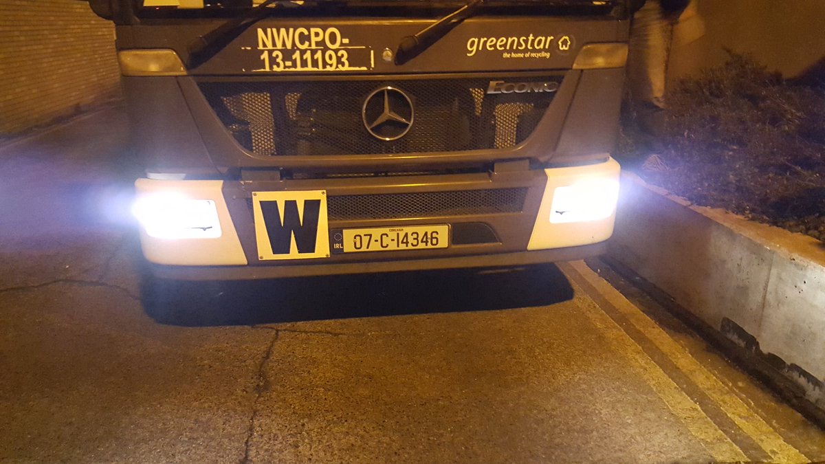 Geoff_73d8's tweet photo. @lidl_ireland Cork St drivers parked up blocking entrance @GreenstarRecycl . Causing dangerous driving from others https://t.co/JAUXkb8EIi